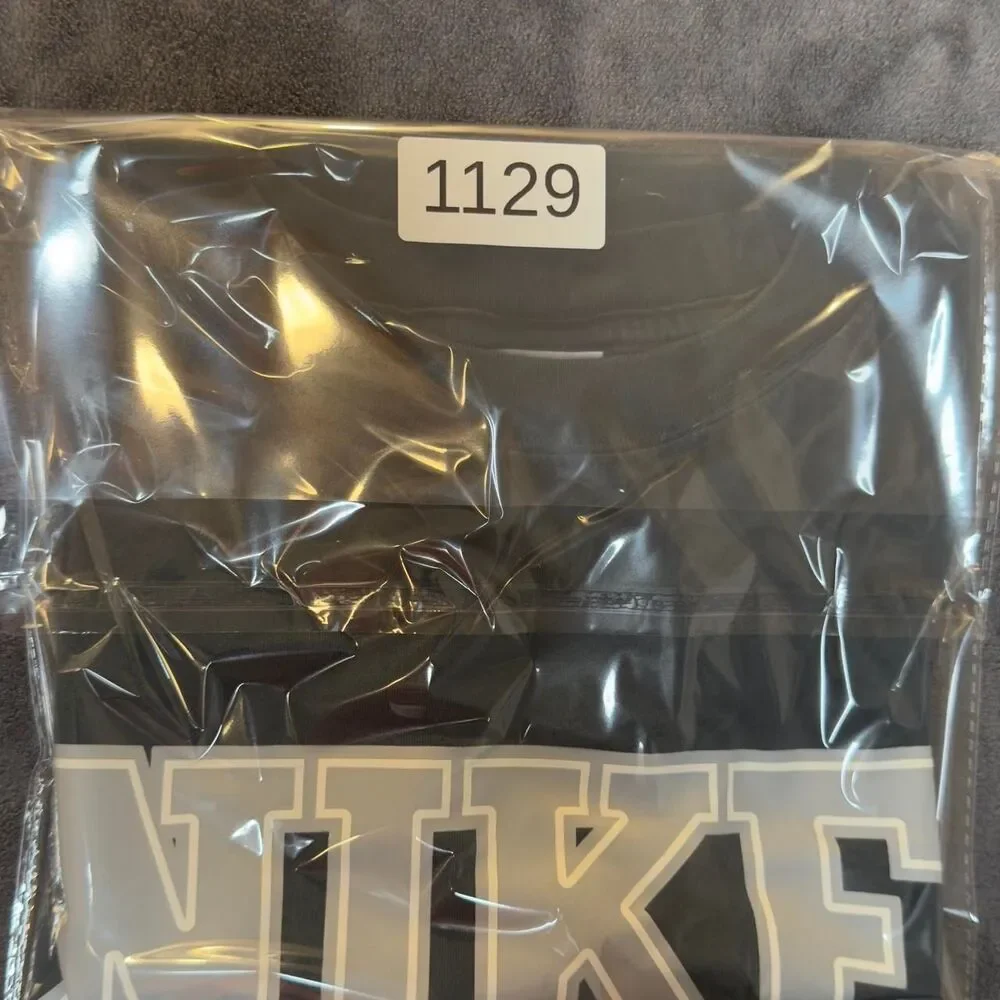 Nike Men's Navy and Blue T-shirt